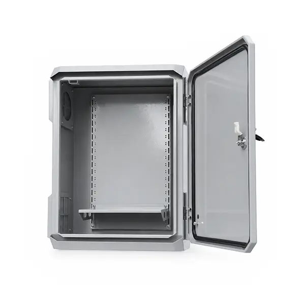 ภายในตู้ Outdoor Bismon พร้อมถาดวางอุปกรณ์และแผ่นยึด
